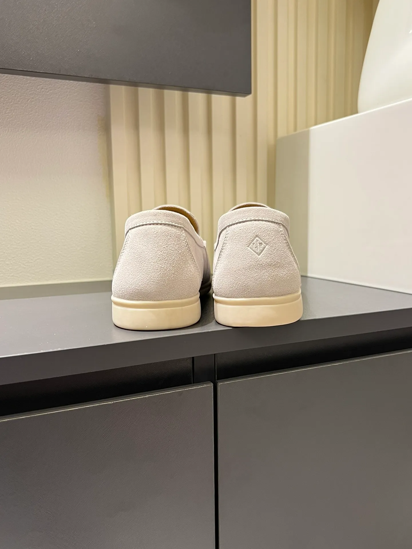 Men's shoes 💰p360 "Loro men's shoes 💰pian'*" Classic L men's shoes for couples 💰p Top version British flat loafers, a must-have item in old money style, the minimalist design is eye-catching and durable, a plus point for dressing The soft foot feel and texture are outstanding. They don’t scratch your feet and are very nice. They are matched with soft and waxy soles. They can be worn daily for a long time without getting tired. They are easy to wear, versatile and classic items, with perfect foot feel and texture! Imported cashmere fabric, the lining is made of imported A-grade water-dyed cow lining, the top version of the genuine leather midsole is sewn with pure handmade mark thread! Size: Female 35-40 (34. Customized) Male 38-44 (45.46. Customized)